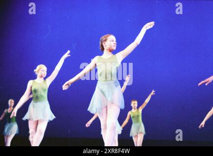 Spettacolo di balletto, teatro Velsen, Velsen, 05-06-1998, Whizgle Dutch News: Immagini storiche su misura per il futuro. Esplora il passato dei Paesi Bassi con prospettive moderne attraverso le immagini delle agenzie olandesi. Colmare gli eventi di ieri con gli approfondimenti di domani. Intraprendi un viaggio senza tempo con storie che plasmano il nostro futuro. Foto Stock