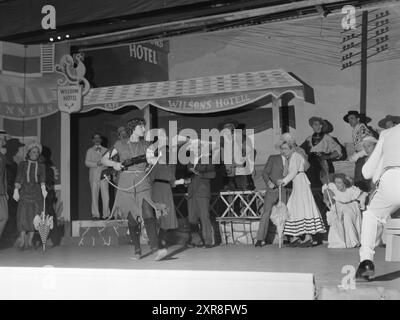 Corrente 13-1950: Operetta da circo estiva. "Annie prendi la tua pistola" si svolge in una tenda da circo a Sankthanshaugen. Foto: Sverre A. Børretzen / Aktuell / NTB ***la foto non viene elaborata*** il testo dell'immagine viene tradotto automaticamente. il testo dell'immagine viene tradotto automaticamente Foto Stock