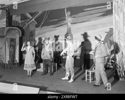 Corrente 13-1950: Operetta da circo estiva. "Annie prendi la tua pistola" si svolge in una tenda da circo a Sankthanshaugen. Foto: Sverre A. Børretzen / Aktuell / NTB ***la foto non viene elaborata*** il testo dell'immagine viene tradotto automaticamente. il testo dell'immagine viene tradotto automaticamente Foto Stock