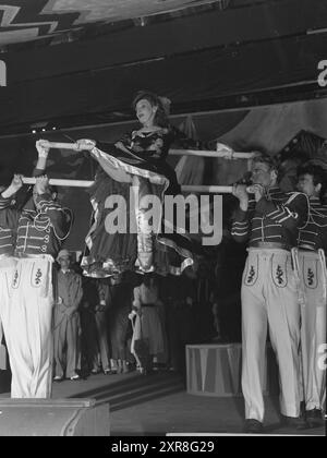 Corrente 13-1950: Operetta da circo estiva. "Annie prendi la tua pistola" si svolge in una tenda da circo a Sankthanshaugen. Foto: Sverre A. Børretzen / Aktuell / NTB ***la foto non viene elaborata*** il testo dell'immagine viene tradotto automaticamente. il testo dell'immagine viene tradotto automaticamente Foto Stock