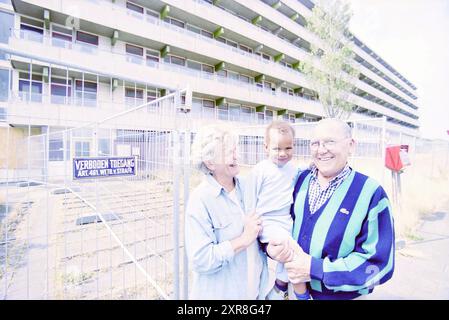 Nonno e nonna Stengs e Little Calvin Stengs giocano a calcio a Nizza. (Cfr. elftal.nl), IJmuiden, Paesi Bassi, 18-07-2001, Whizgle Dutch News: Immagini storiche su misura per il futuro. Esplora il passato dei Paesi Bassi con prospettive moderne attraverso le immagini delle agenzie olandesi. Colmare gli eventi di ieri con gli approfondimenti di domani. Intraprendi un viaggio senza tempo con storie che plasmano il nostro futuro. Foto Stock