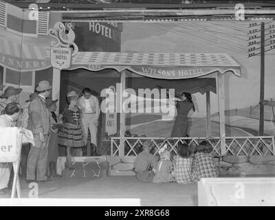 Corrente 13-1950: Operetta da circo estiva. "Annie prendi la tua pistola" si svolge in una tenda da circo a Sankthanshaugen. Foto: Sverre A. Børretzen / Aktuell / NTB ***la foto non viene elaborata*** il testo dell'immagine viene tradotto automaticamente. il testo dell'immagine viene tradotto automaticamente Foto Stock