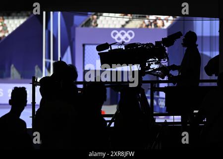 Saint Denis, Francia. 09 agosto 2024. Olimpiadi, Parigi 2024, atletica leggera, Stade de France, un cameraman al lavoro. Crediti: Sven Hoppe/dpa/Alamy Live News Foto Stock