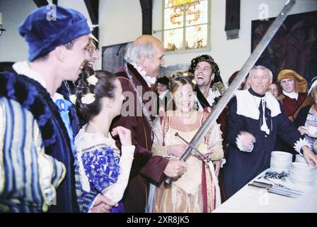 Cerimonia di matrimonio in stile Frans Hals (XVII secolo) presso il municipio e nella chiesa del Bavo con il sindaco Jaap Pop, Haarlem, Grote Markt, Paesi Bassi, 02-10-1998, Whizgle Dutch News: immagini storiche su misura per il futuro. Esplora il passato dei Paesi Bassi con prospettive moderne attraverso le immagini delle agenzie olandesi. Colmare gli eventi di ieri con gli approfondimenti di domani. Intraprendi un viaggio senza tempo con storie che plasmano il nostro futuro. Foto Stock