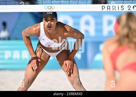 Parigi, Francia. 8 agosto 2024. Brandie Wilkerson del Canada, Beach volley, semifinale femminile tra Svizzera e Canada durante i Giochi Olimpici di Parigi 2024 l'8 agosto 2024 allo stadio Eiffel Tower di Parigi, Francia - foto Frederic Chambert/Panoramic/DPPI Media Credit: DPPI Media/Alamy Live News Foto Stock