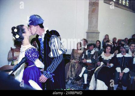 Cerimonia di matrimonio in stile Frans Hals (XVII secolo) presso il municipio e nella chiesa del Bavo, Haarlem, Grote Markt, Paesi Bassi, 02-10-1998, Whizgle Dutch News: immagini storiche su misura per il futuro. Esplora il passato dei Paesi Bassi con prospettive moderne attraverso le immagini delle agenzie olandesi. Colmare gli eventi di ieri con gli approfondimenti di domani. Intraprendi un viaggio senza tempo con storie che plasmano il nostro futuro. Foto Stock