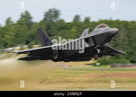 Un F-22 Raptor assegnato al 3rd Wing decolla alla Joint base Elmendorf-Richardson, Alaska, il 27 giugno 2024. L'F-22 è progettato per proiettare Air domin Foto Stock