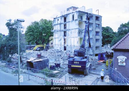 Demolizione di un condominio., 00-09-2001, Whizgle Dutch News: Immagini storiche su misura per il futuro. Esplora il passato dei Paesi Bassi con prospettive moderne attraverso le immagini delle agenzie olandesi. Colmare gli eventi di ieri con gli approfondimenti di domani. Intraprendi un viaggio senza tempo con storie che plasmano il nostro futuro. Foto Stock