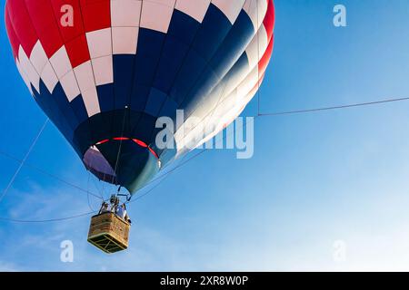 Pallone ad aria calda con motivo rosso, bianco e blu che si innalza Foto Stock