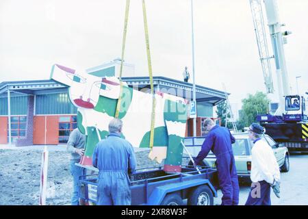 Collocazione di una mucca presso il centro giovanile De Koe, Zadelmakerstraat Velserbroek, Velserbroek, Zadelmakerstraat, 16-09-1997, Whizgle Dutch News: immagini storiche su misura per il futuro. Esplora il passato dei Paesi Bassi con prospettive moderne attraverso le immagini delle agenzie olandesi. Colmare gli eventi di ieri con gli approfondimenti di domani. Intraprendi un viaggio senza tempo con storie che plasmano il nostro futuro. Foto Stock