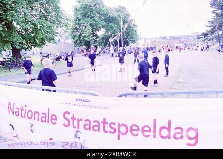 Street Play Day, Howler Buoy, IJmuiden, IJmuiden, Paesi Bassi, 23-05-2000, Whizgle Dutch News: immagini storiche su misura per il futuro. Esplora il passato dei Paesi Bassi con prospettive moderne attraverso le immagini delle agenzie olandesi. Colmare gli eventi di ieri con gli approfondimenti di domani. Intraprendi un viaggio senza tempo con storie che plasmano il nostro futuro. Foto Stock