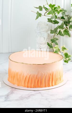 una torta intera su sfondo di marmo bianco. Foto Stock