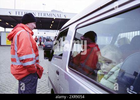 Fila di auto in attesa del traghetto al terminal Felison a causa di... Blocco dei pescatori attivisti, IJmuiden, Paesi Bassi, 28-02-2001, Whizgle Dutch News: Immagini storiche su misura per il futuro. Esplora il passato dei Paesi Bassi con prospettive moderne attraverso le immagini delle agenzie olandesi. Colmare gli eventi di ieri con gli approfondimenti di domani. Intraprendi un viaggio senza tempo con storie che plasmano il nostro futuro. Foto Stock