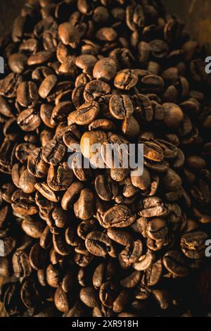 Vista dall'alto dei chicchi di caffè sparsi Foto Stock