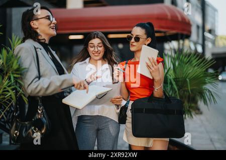 Donne d'affari che hanno una riunione all'aperto, discutono nuove idee e strategie di progetto Foto Stock