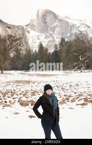 Donna sorridente davanti alla telecamera di fronte alla mezza cupola Foto Stock