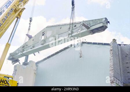 Demolizione dell'edificio dei concerti, Haarlem, Paesi Bassi, 03-07-2002, Whizgle Dutch News: Immagini storiche su misura per il futuro. Esplora il passato dei Paesi Bassi con prospettive moderne attraverso le immagini delle agenzie olandesi. Colmare gli eventi di ieri con gli approfondimenti di domani. Intraprendi un viaggio senza tempo con storie che plasmano il nostro futuro. Foto Stock