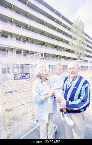 Nonno e nonna Stengs e Little Calvin Stengs giocano a calcio a Nizza. (Cfr. elftal.nl), IJmuiden, Paesi Bassi, 18-07-2001, Whizgle Dutch News: Immagini storiche su misura per il futuro. Esplora il passato dei Paesi Bassi con prospettive moderne attraverso le immagini delle agenzie olandesi. Colmare gli eventi di ieri con gli approfondimenti di domani. Intraprendi un viaggio senza tempo con storie che plasmano il nostro futuro. Foto Stock