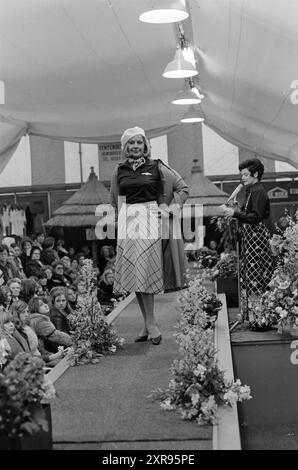 Sfilata di moda Liba Spring Fair Haarlem, sfilata di moda, fiera di primavera, 08-03-1976, Whizgle Dutch News: Immagini storiche su misura per il futuro. Esplora il passato dei Paesi Bassi con prospettive moderne attraverso le immagini delle agenzie olandesi. Colmare gli eventi di ieri con gli approfondimenti di domani. Intraprendi un viaggio senza tempo con storie che plasmano il nostro futuro. Foto Stock