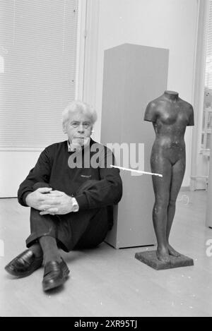 Tre dipendenti del Frans Hals Museum e di Verweyhal, Haarlem, Grote Markt, Paesi Bassi, 05-12-1999, Whizgle Dutch News: immagini storiche su misura per il futuro. Esplora il passato dei Paesi Bassi con prospettive moderne attraverso le immagini delle agenzie olandesi. Colmare gli eventi di ieri con gli approfondimenti di domani. Intraprendi un viaggio senza tempo con storie che plasmano il nostro futuro. Foto Stock