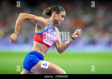 Parigi, Francia. 8 agosto 2024. Sydney McLaughlin-Levrone degli Stati Uniti vince la medaglia d'oro nella finale di 400 m ostacoli femminile alla competizione di atletica leggera dei Giochi Olimpici di Parigi 2024 allo Stade de France di Parigi, in Francia, giovedì 8 agosto 2024. McLaughlin-Levrone ha stabilito un nuovo record mondiale di 50.37. Foto di Paul Hanna/UPI credito: UPI/Alamy Live News Foto Stock