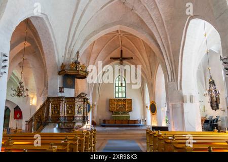 All'interno della chiesa di San Lorenzo, Söderköping, Östergötland, Svezia. Il pulpito del 1669, ma non fu dipinto fino al 1723. Foto Stock