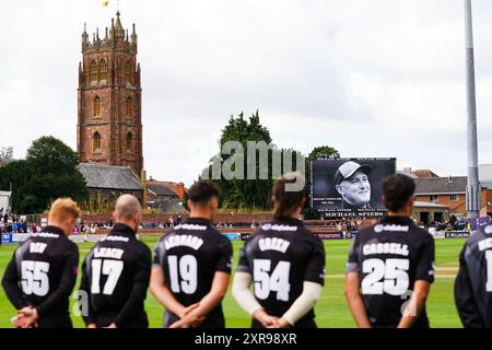 Taunton, Regno Unito, 9 agosto 2024. Un minuto di silenzio è tenuto in memoria di Graham Thorpe durante la partita della Metro Bank One-Day Cup tra Somerset e Worcestershire. Crediti: Robbie Stephenson/Somerset Cricket/Alamy Live News Foto Stock