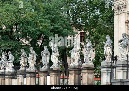 Sculture degli Apostoli di fronte alla Chiesa dei Santi Pietro e Paolo a Cracovia, Polonia Foto Stock