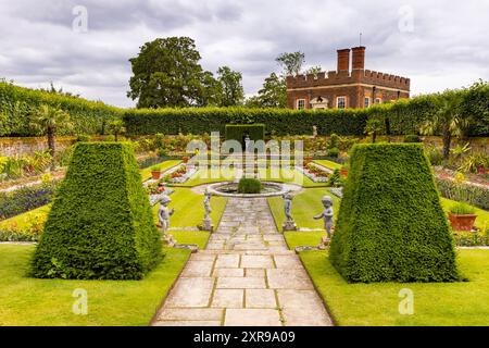 Orange Quarter Pond Gardens, giardini sommersi all'Hampton Court Palace, Londra, Inghilterra, Regno Unito Foto Stock