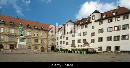 Il memoriale di Schiller di fronte alla piazza schiller con la vecchia kanzleibuilding, Stoccarda. Germania. Europa Foto Stock