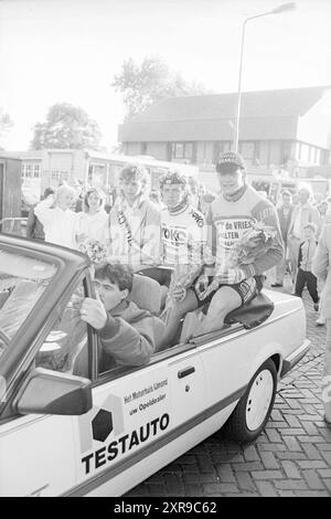 Vincitori del tour ciclistico di IJmuiden, Ciclismo, IJmuiden, Paesi Bassi, 23-06-1985, Whizgle Dutch News: immagini storiche su misura per il futuro. Esplora il passato dei Paesi Bassi con prospettive moderne attraverso le immagini delle agenzie olandesi. Colmare gli eventi di ieri con gli approfondimenti di domani. Intraprendi un viaggio senza tempo con storie che plasmano il nostro futuro. Foto Stock
