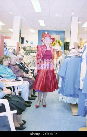 Sfilata di moda, Strookman, Haarlem, Nederland, 01-04-2001, Whizgle Dutch News: immagini storiche su misura per il futuro. Esplora il passato dei Paesi Bassi con prospettive moderne attraverso le immagini delle agenzie olandesi. Colmare gli eventi di ieri con gli approfondimenti di domani. Intraprendi un viaggio senza tempo con storie che plasmano il nostro futuro. Foto Stock