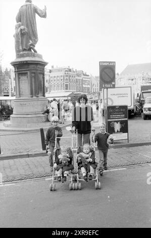 I bambini camminano con gli orsi fino allo Studio Cinema., bambini, bambini, case per bambini, feste per bambini, Children's, 12-10-1985, Whizgle Dutch News: immagini storiche su misura per il futuro. Esplora il passato dei Paesi Bassi con prospettive moderne attraverso le immagini delle agenzie olandesi. Colmare gli eventi di ieri con gli approfondimenti di domani. Intraprendi un viaggio senza tempo con storie che plasmano il nostro futuro. Foto Stock