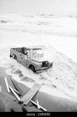 Devastazione causata dalla tempesta a Zandvoort - la spiaggia di Bloemendaal, le case sulla spiaggia e i bar sulla spiaggia distrutti e in pericolo di essere lavati in mare, 20-04-1980, Whizgle Dutch News: Immagini storiche su misura per il futuro. Esplora il passato dei Paesi Bassi con prospettive moderne attraverso le immagini delle agenzie olandesi. Colmare gli eventi di ieri con gli approfondimenti di domani. Intraprendi un viaggio senza tempo con storie che plasmano il nostro futuro. Foto Stock