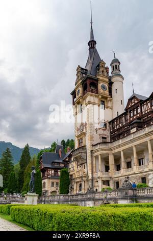 Castello di Peles, Romania: 15 giugno 2023: Spettacolare castello di Peles situato a Sinaia, Romania. Castello neorinascimentale sui Carpazi Foto Stock