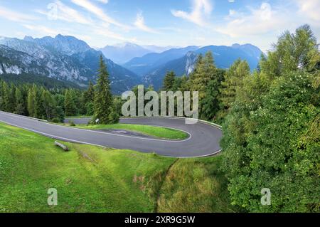 Tornante tortuoso nel bosco, passo Presolana, Lombardia, Italia Foto Stock