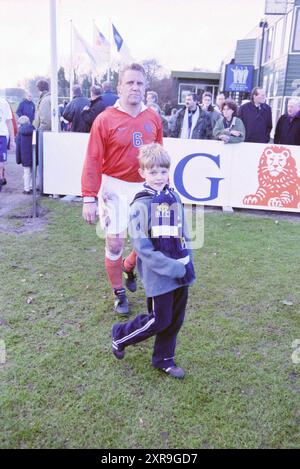 Calcio: Tradizionale partita di Capodanno Royal HFC - Ex-Internationals, Haarlem, Emauslaan, Paesi Bassi, 01-01-1998, Whizgle Dutch News: immagini storiche su misura per il futuro. Esplora il passato dei Paesi Bassi con prospettive moderne attraverso le immagini delle agenzie olandesi. Colmare gli eventi di ieri con gli approfondimenti di domani. Intraprendi un viaggio senza tempo con storie che plasmano il nostro futuro. Foto Stock