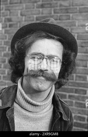 Uomo ritratto con cappello, baffi e occhiali, Whizgle Dutch News: Immagini storiche su misura per il futuro. Esplora il passato dei Paesi Bassi con prospettive moderne attraverso le immagini delle agenzie olandesi. Colmare gli eventi di ieri con gli approfondimenti di domani. Intraprendi un viaggio senza tempo con storie che plasmano il nostro futuro. Foto Stock