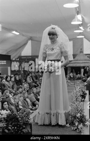 Sfilata di moda Liba Spring Fair Haarlem, sfilata di moda, fiera di primavera, 08-03-1976, Whizgle Dutch News: Immagini storiche su misura per il futuro. Esplora il passato dei Paesi Bassi con prospettive moderne attraverso le immagini delle agenzie olandesi. Colmare gli eventi di ieri con gli approfondimenti di domani. Intraprendi un viaggio senza tempo con storie che plasmano il nostro futuro. Foto Stock
