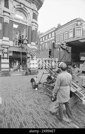 Moving van, Haarlem, Grote Houtstraat, Nederland, 00-00-1972, Whizgle Dutch News: immagini storiche su misura per il futuro. Esplora il passato dei Paesi Bassi con prospettive moderne attraverso le immagini delle agenzie olandesi. Colmare gli eventi di ieri con gli approfondimenti di domani. Intraprendi un viaggio senza tempo con storie che plasmano il nostro futuro. Foto Stock