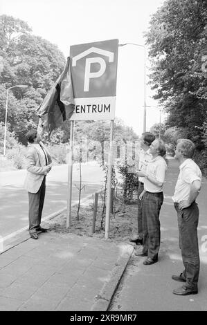 Presentazione del segnale di parcheggio di Fonteinlaan, rivelazioni, Haarlem, Fonteinlaan, Paesi Bassi, 04-07-1985, Whizgle Dutch News: immagini storiche su misura per il futuro. Esplora il passato dei Paesi Bassi con prospettive moderne attraverso le immagini delle agenzie olandesi. Colmare gli eventi di ieri con gli approfondimenti di domani. Intraprendi un viaggio senza tempo con storie che plasmano il nostro futuro. Foto Stock