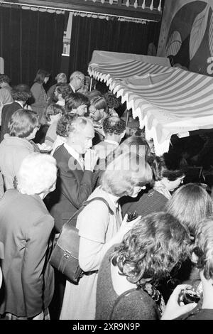 Festa per il 25° anniversario fa. Abraham Kef, commerciante di formaggi, fromagerie, Amsterdam, Paesi Bassi, 31-10-1980, Whizgle Dutch News: immagini storiche su misura per il futuro. Esplora il passato dei Paesi Bassi con prospettive moderne attraverso le immagini delle agenzie olandesi. Colmare gli eventi di ieri con gli approfondimenti di domani. Intraprendi un viaggio senza tempo con storie che plasmano il nostro futuro. Foto Stock