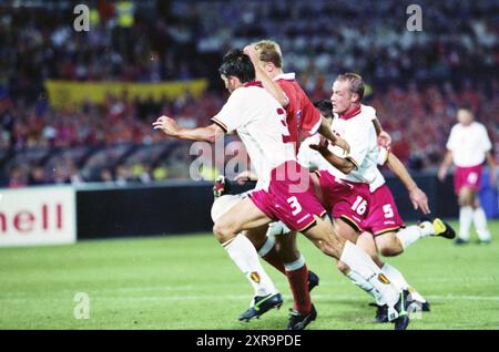 Partita di qualificazione per la Coppa del mondo di calcio 1998: I Paesi Bassi giocano contro il Belgio nel De Kuip di Rotterdam e vincono 3-1., Rotterdam, 06-09-1997, Whizgle Dutch News: Immagini storiche su misura per il futuro. Esplora il passato dei Paesi Bassi con prospettive moderne attraverso le immagini delle agenzie olandesi. Colmare gli eventi di ieri con gli approfondimenti di domani. Intraprendi un viaggio senza tempo con storie che plasmano il nostro futuro. Foto Stock