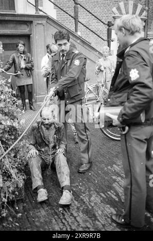 Hans Bosshardt dà fuoco di fronte al municipio, incendi, vigili del fuoco, varie, Haarlem, The Netherlands, 01-11-1989, Whizgle Dutch News: immagini storiche su misura per il futuro. Esplora il passato dei Paesi Bassi con prospettive moderne attraverso le immagini delle agenzie olandesi. Colmare gli eventi di ieri con gli approfondimenti di domani. Intraprendi un viaggio senza tempo con storie che plasmano il nostro futuro. Foto Stock