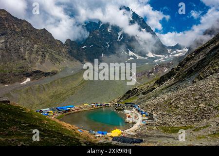 Kailash Manimahesh Peak con il sacro lago Manimahesh dal, avvolto da nebbia e paesaggio nuvoloso, un venerato sito di pellegrinaggio indù di Lord Shiva in Foto Stock