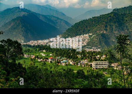 July25th2024, Himachal Pradesh, India. Scopri la città di Chamba, sulle colline pedemontane himalayane dell'Himachal Pradesh, circondata da lussureggianti paesaggi verdi e da profonde valli Foto Stock