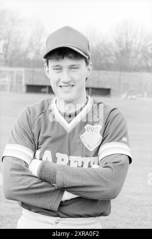 Bloemendaal team e capi, Baseball, Baseball Kinheim, 12-03-1988, Whizgle Dutch News: Immagini storiche su misura per il futuro. Esplora il passato dei Paesi Bassi con prospettive moderne attraverso le immagini delle agenzie olandesi. Colmare gli eventi di ieri con gli approfondimenti di domani. Intraprendi un viaggio senza tempo con storie che plasmano il nostro futuro. Foto Stock