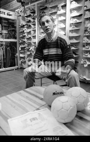 Mr. Korver in negozio di sport, sport personali, 07-11-1985, Whizgle Dutch News: Immagini storiche su misura per il futuro. Esplora il passato dei Paesi Bassi con prospettive moderne attraverso le immagini delle agenzie olandesi. Colmare gli eventi di ieri con gli approfondimenti di domani. Intraprendi un viaggio senza tempo con storie che plasmano il nostro futuro. Foto Stock