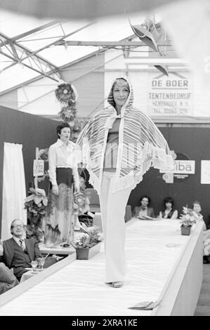 Sfilata di moda Liba Spring Fair, Spring Fair, 10-03-1977, Whizgle Dutch News: Immagini storiche su misura per il futuro. Esplora il passato dei Paesi Bassi con prospettive moderne attraverso le immagini delle agenzie olandesi. Colmare gli eventi di ieri con gli approfondimenti di domani. Intraprendi un viaggio senza tempo con storie che plasmano il nostro futuro. Foto Stock