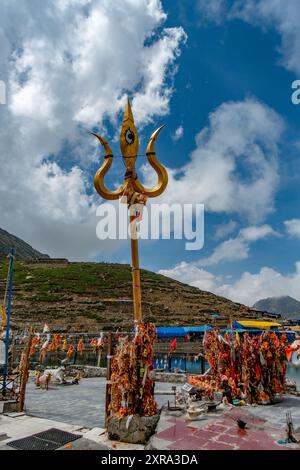 July25th2024, Himachal Pradesh, India. Panni rossi religiosi (chunri) e tridenti (trishul), simboli del Signore Shiva, contro Kailash Parvat durante il Foto Stock